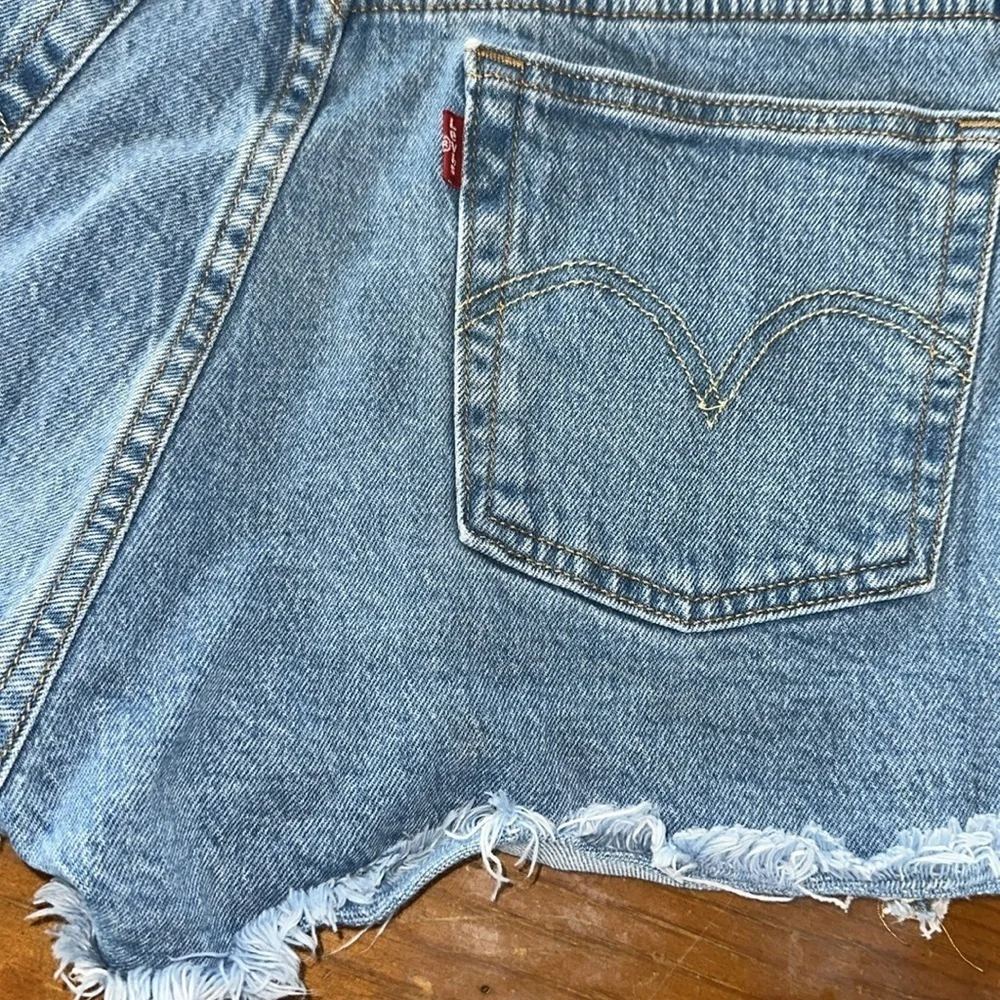 Levi’s 501 Original Fit High Rise Women's blue raw hem Shorts size 29